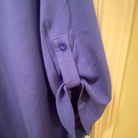 Ladies ๐ฏ percent cotton lightweight flowy blouse with little pocket - Picture 5 of 12